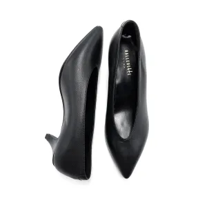 Black leather pumps with V-cut and heel
