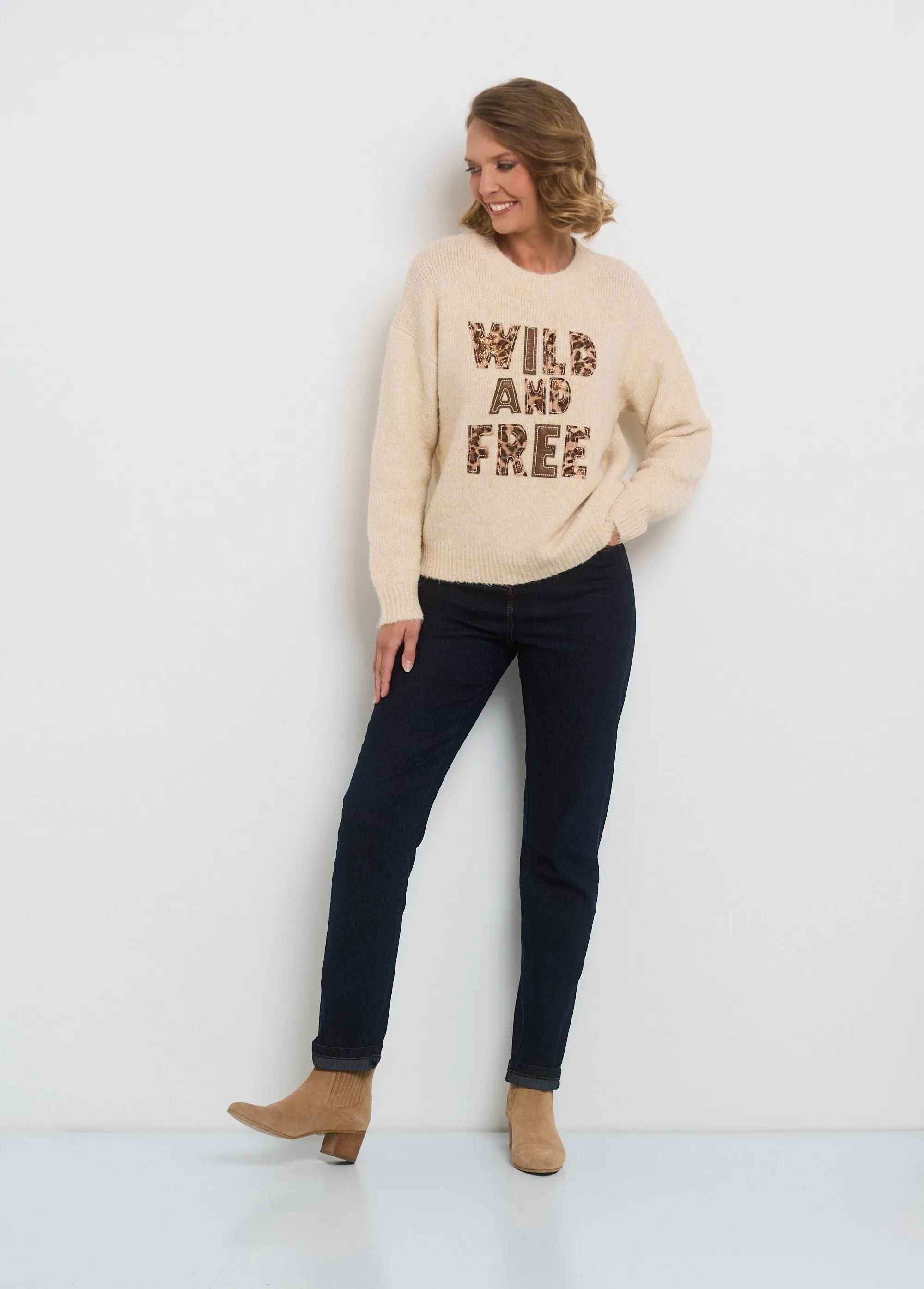 Warm round neck sweater with fancy message